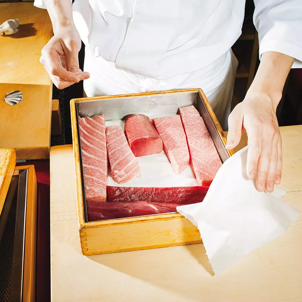 Le chef Takao Ishiyama prépare des steaks de thon chez SushiYa