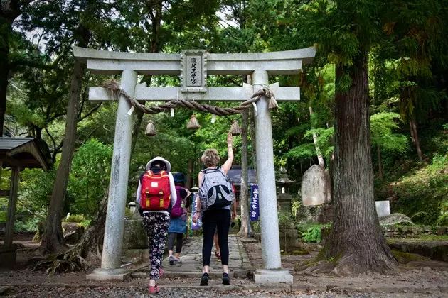 Torii yang memulai rute Nakahechi dari Kumano Kodo