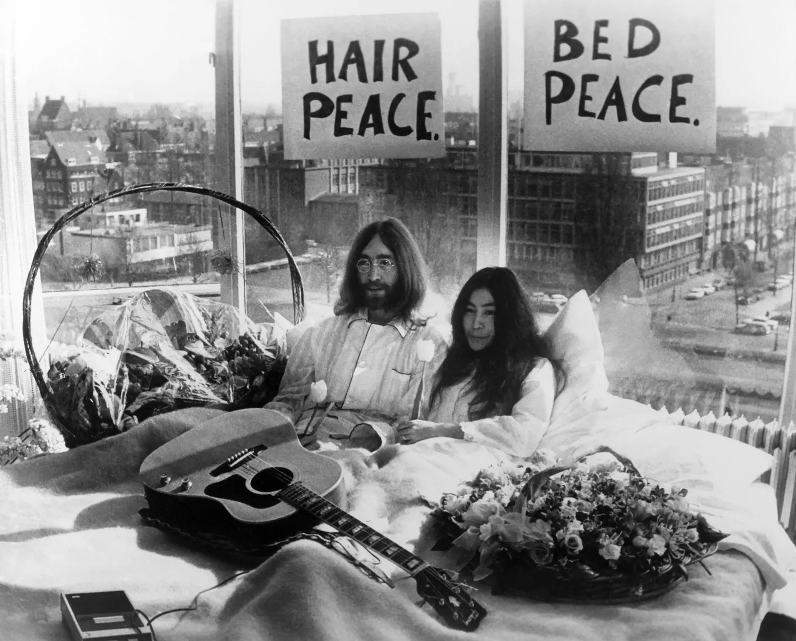 John Lennon en Yoko Ono in hun bed in het Amsterdamse Hilton Hotel in 1969.