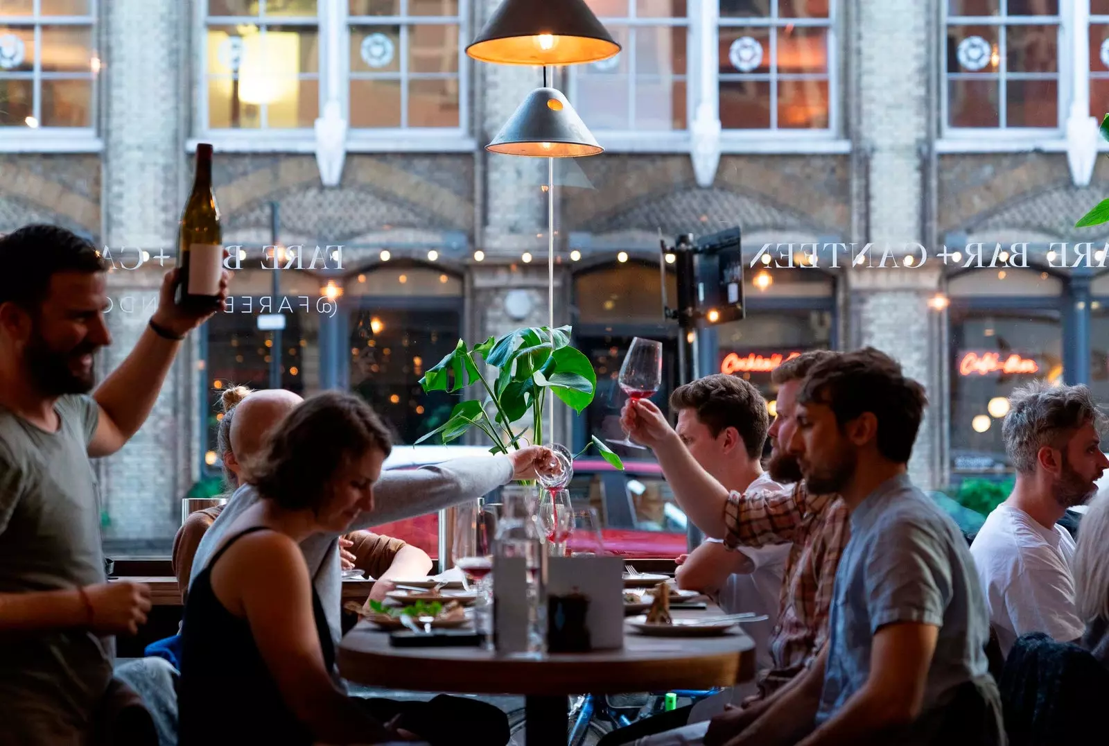 folk som drikker vin på FARE BAR CANTINE