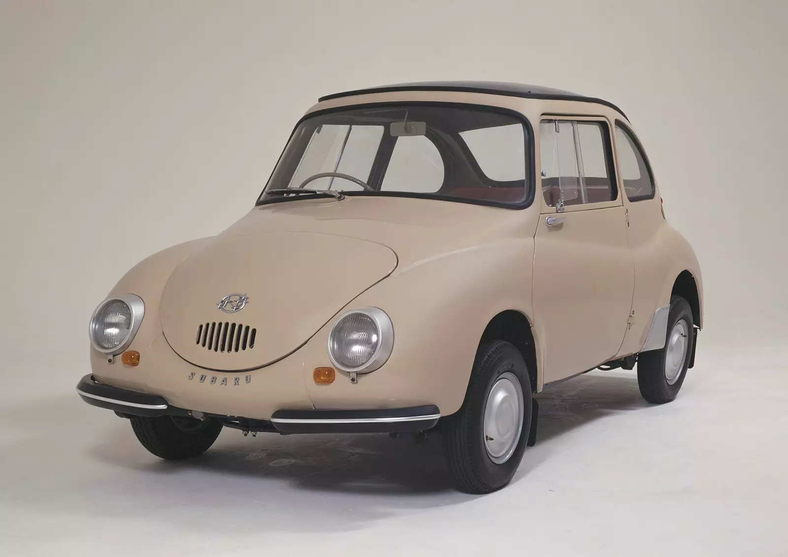 O Subaru 360, um pequeno utilitário com aparência de brinquedo