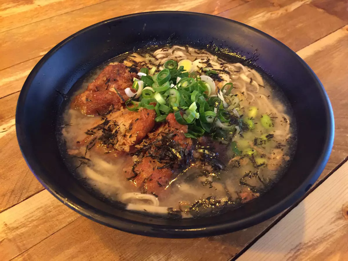 Miso ramen ayam goreng telur jagung bawang bombay kubis bambu rumput laut dan wijen di Ramen San