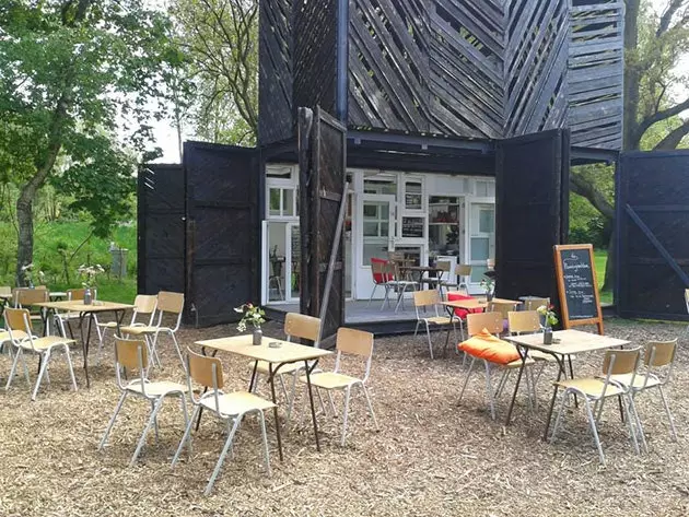 Noorderparkbar sebuah kafe kebudayaan di tengah-tengah taman