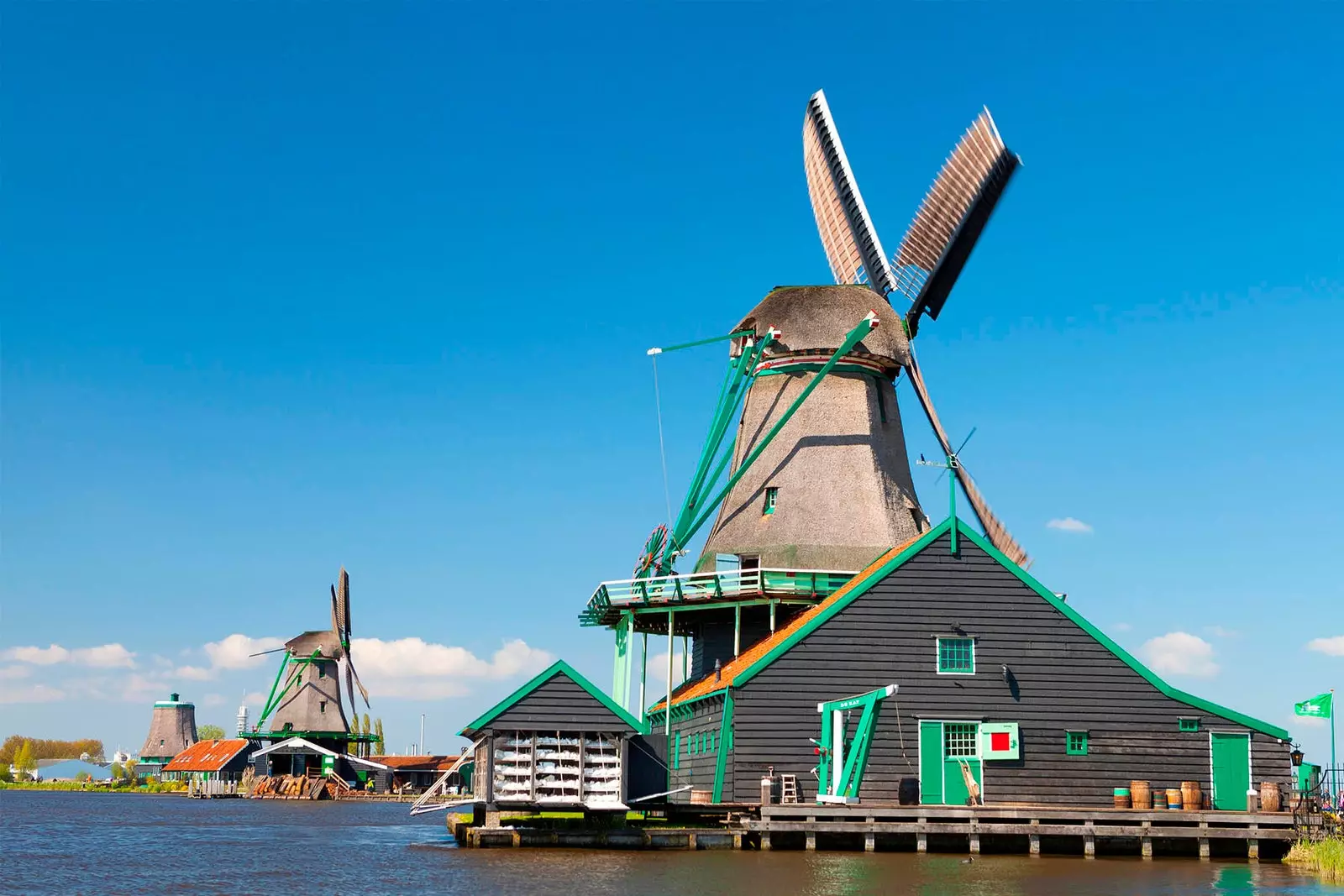 Tipiskas holandiešu ēkas De Zaanse Schans