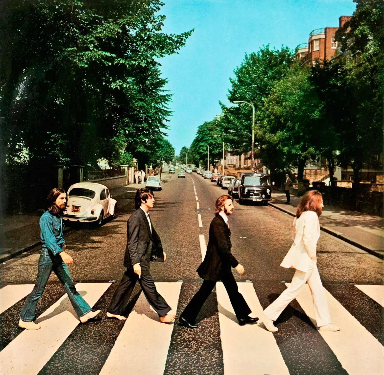 Изображение Beatles на зебре Abbey Road, пересекающей Лондон