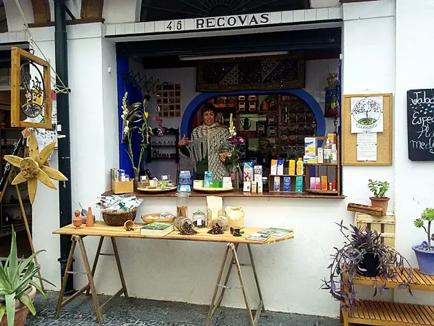 A loja de ervas do mercado de rua justo