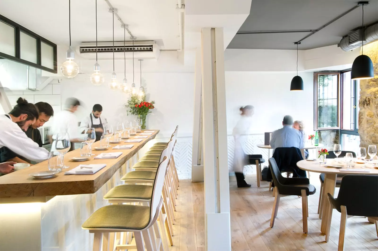 Voici l'intérieur du restaurant La Mina