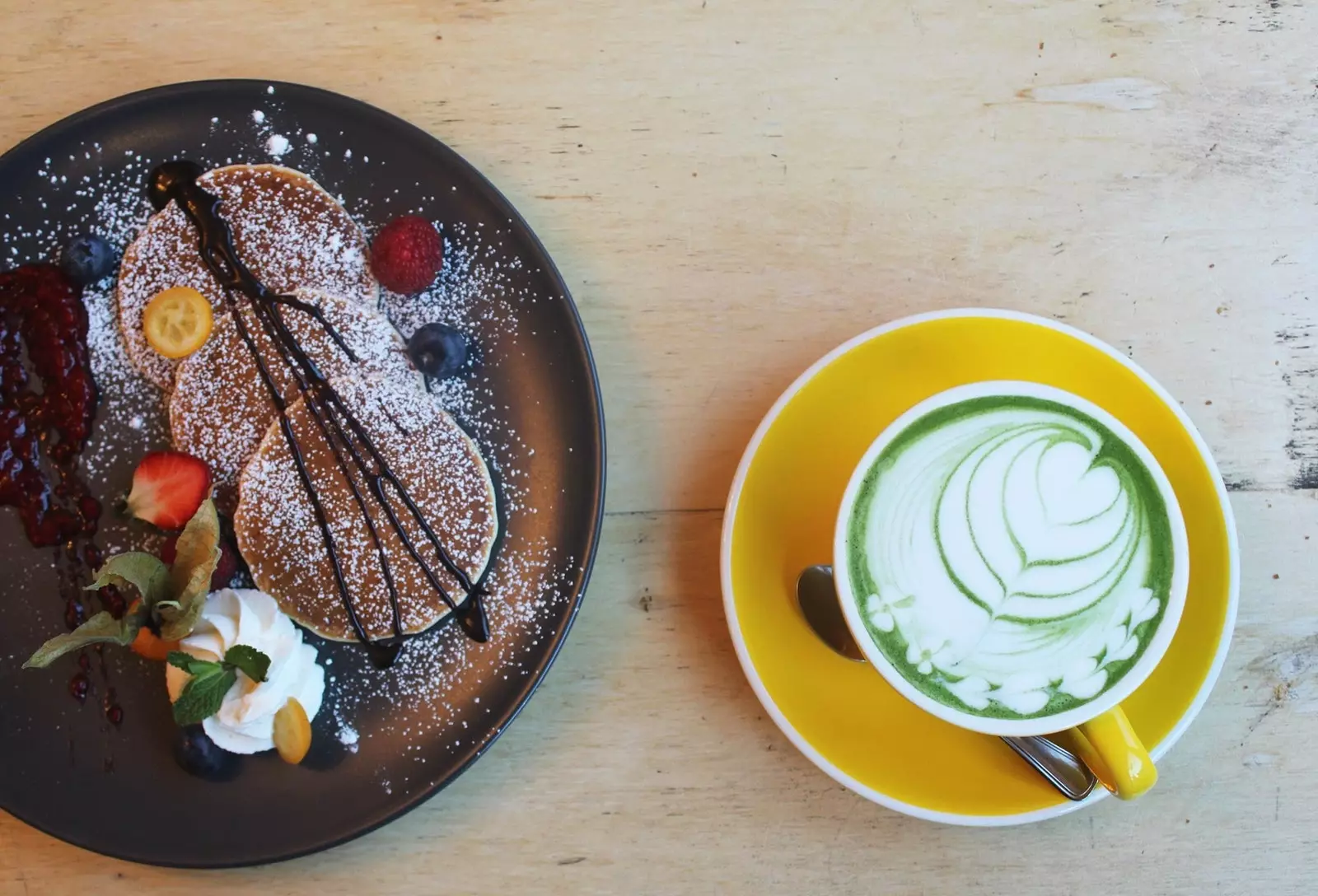 Dorayakis zvaigznes un matcha latte kombinācija