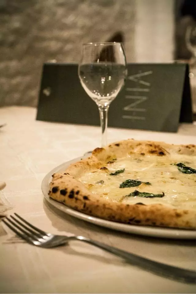 La famosa pizza di Luna Rossa