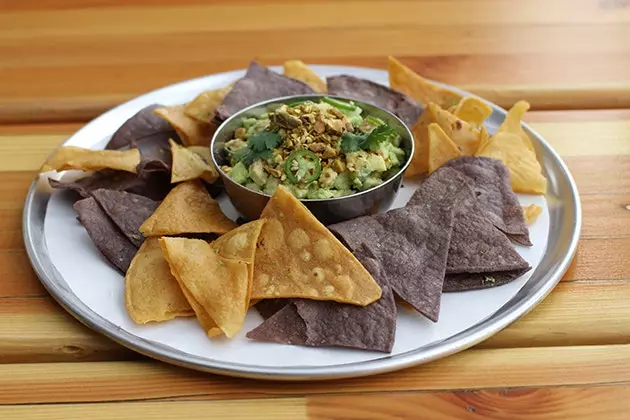 Chips met guacamole bij Trejo's Tacos