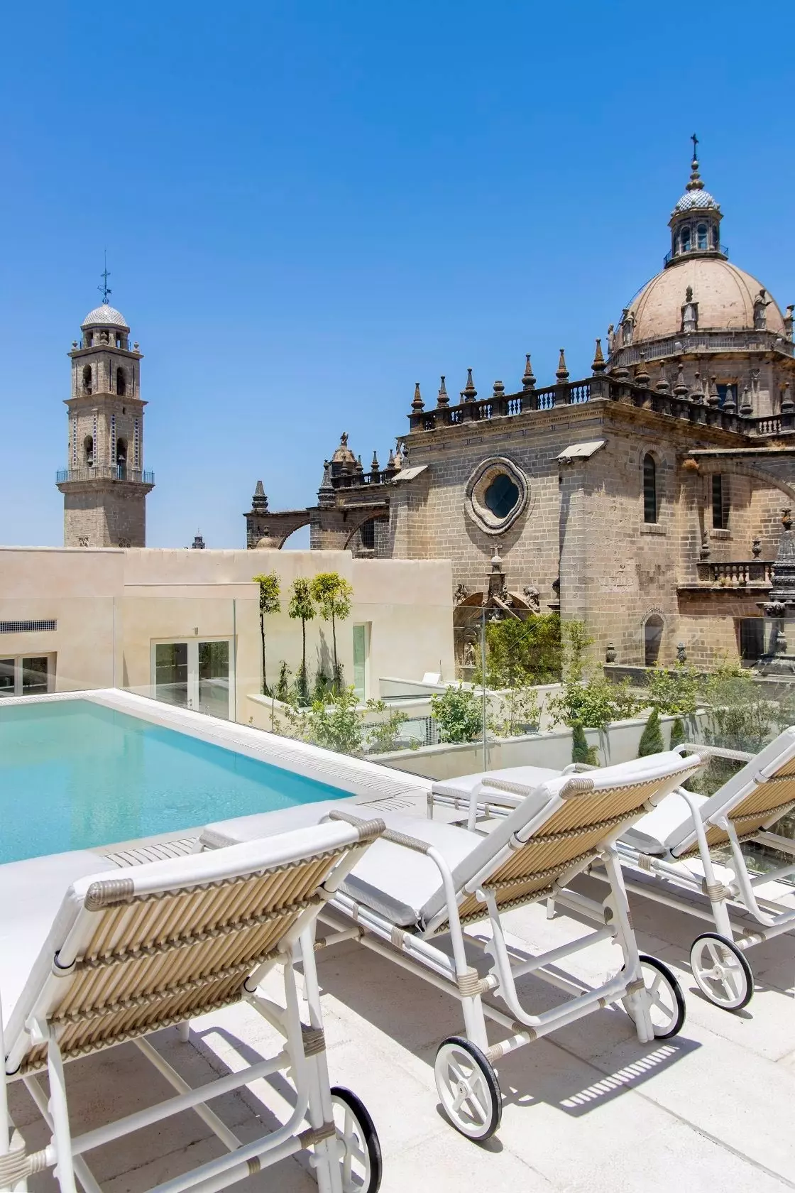 It-terrazzin għandu pool u veduti mill-isturdament