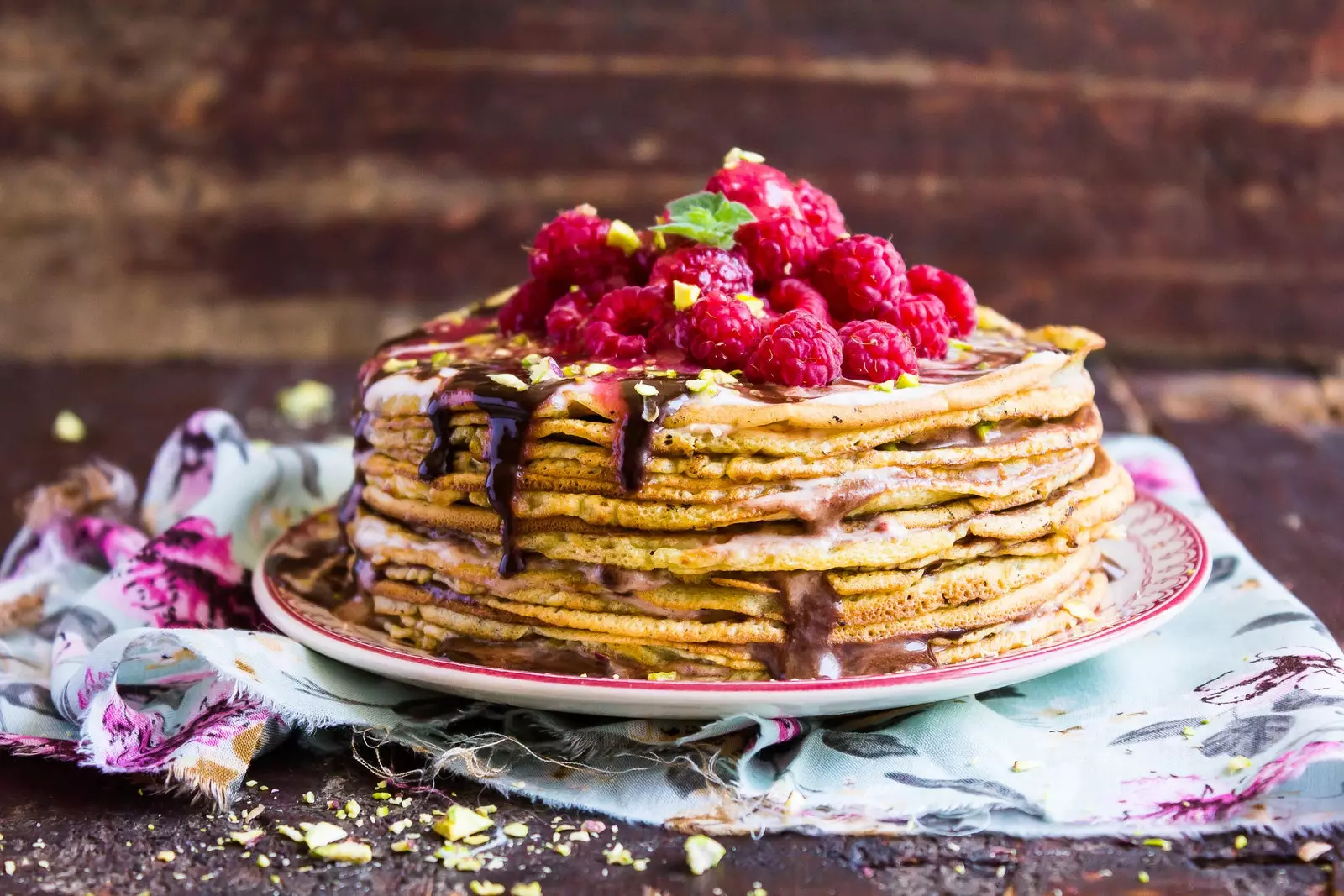 Moruq, püstə və şokolad siropu ilə pancake.