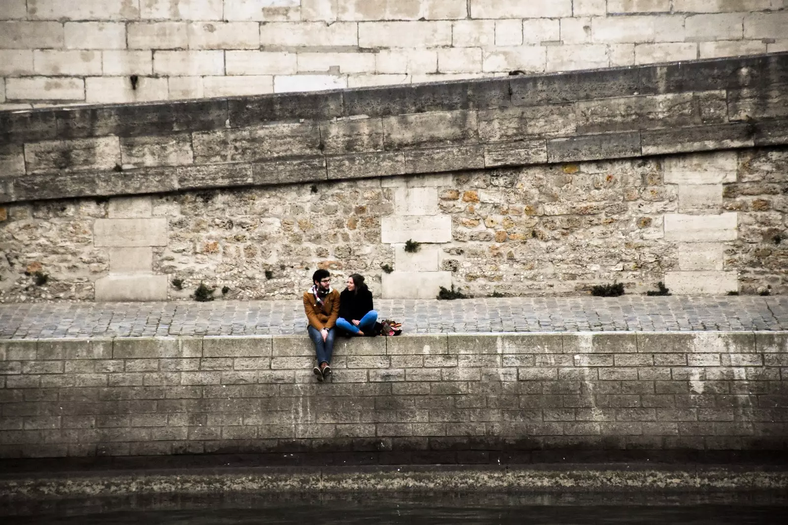 Pasangan di tebing Seine di Paris