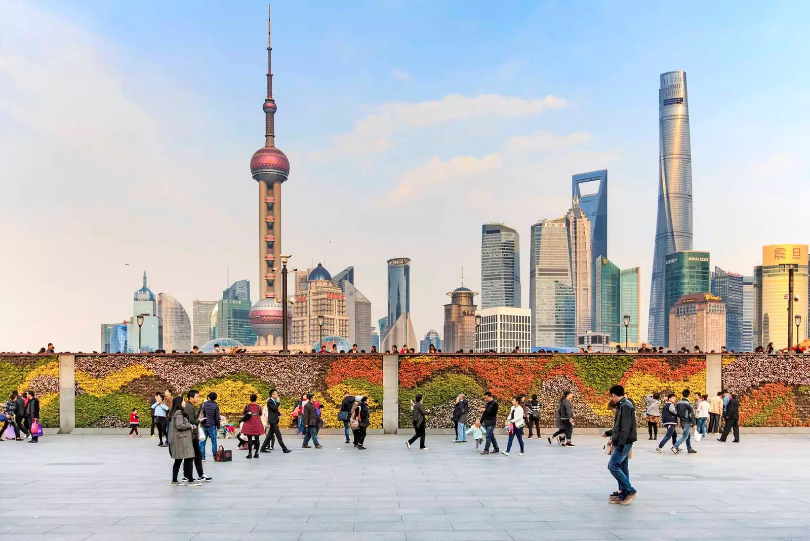 orang berjalan di sekitar shanghai