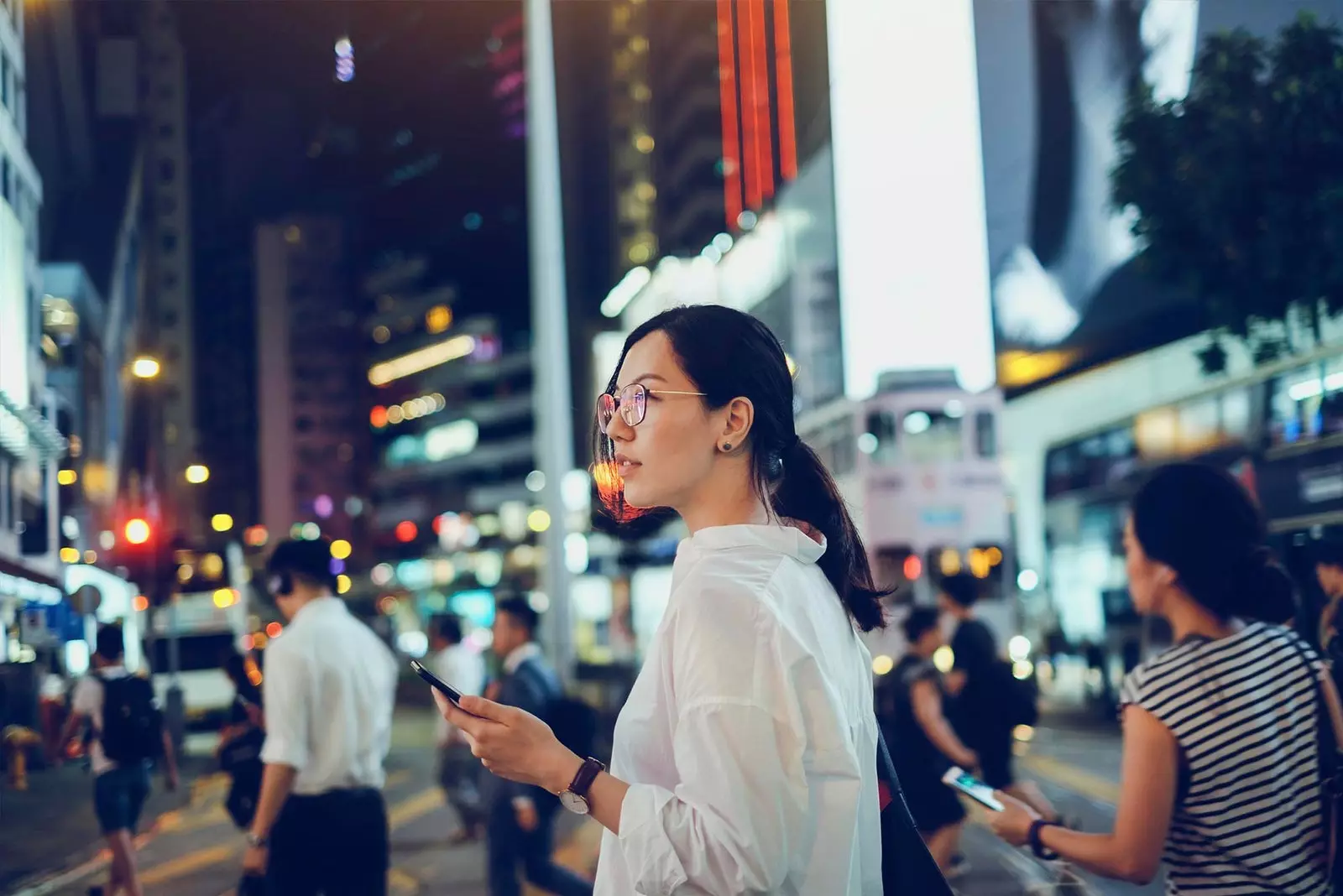 fille avec téléphone portable en ville