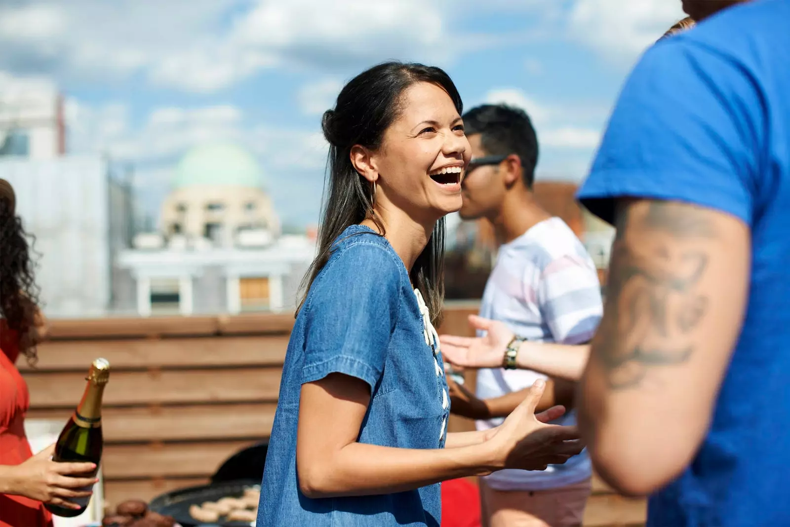 fille asiatique riant en réunion