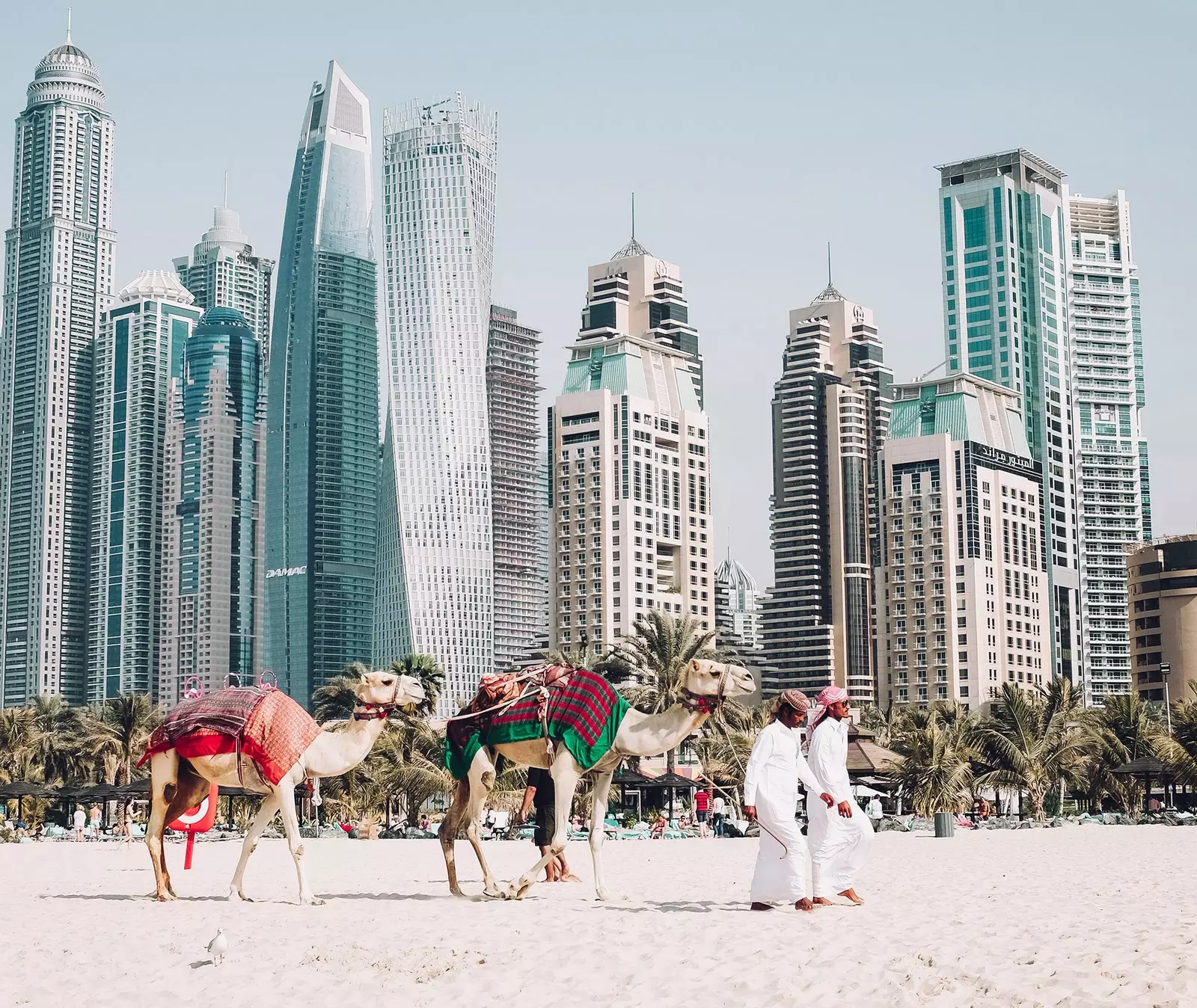 Loop langs de stranden van Dubai met de skyline op de achtergrond