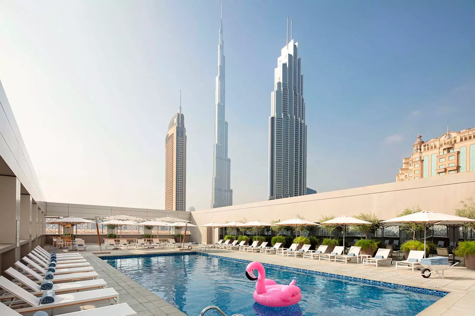 Bazén s výhľadom v hoteli Dubai Rove Downtown