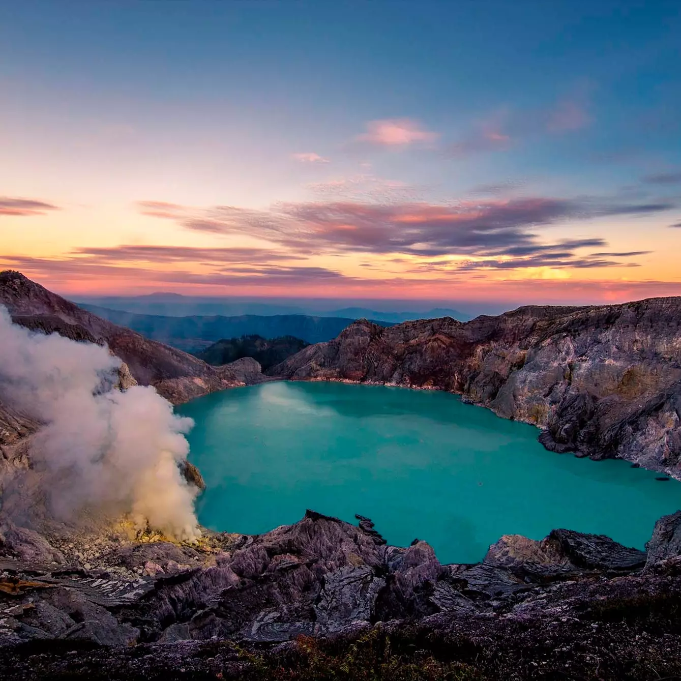 Blå svovelinnsjø ved vulkanen Kawah Ijen