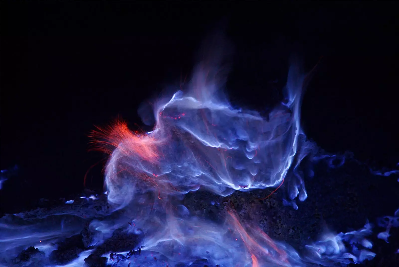 Lava biru dari gunung berapi Kawah Ijen