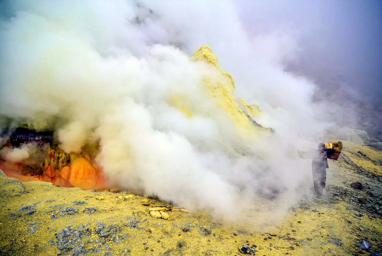 penambang gunung ijen