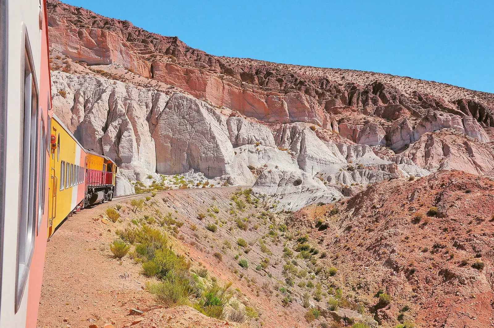 Les couleurs impossibles que vous trouverez en passant du train aux nuages