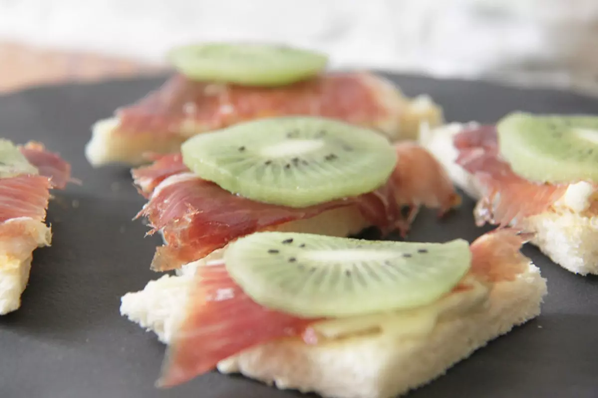 Iberischer Schinken und Kiwi