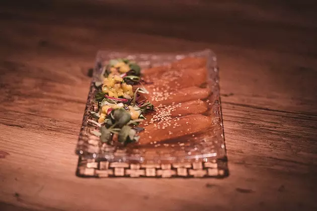 Norsk laksesashimi med yakiniku og spiresalat