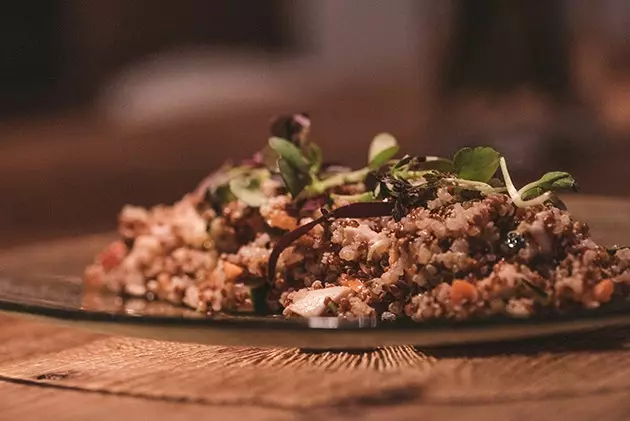 Roude Quinoa Zalot mat fräiem Poulet an eng séiss Chili Vinaigrette mat Basil