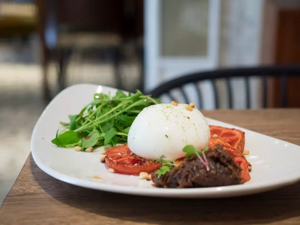 pomodoro နှင့်အတူ Burrata