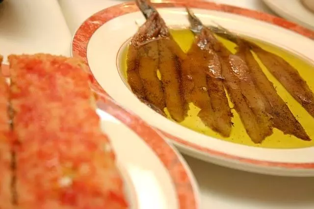 Anchovas com pão de tomate de Ca L'Isidre