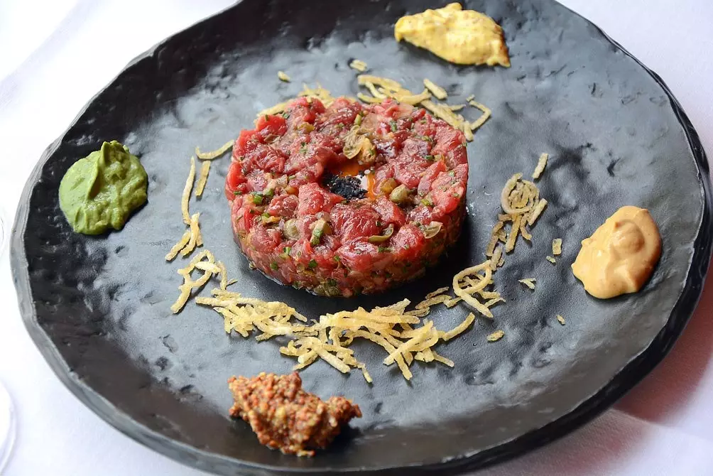 Elia's Tavern ရှိ အသားကင် tartare ။