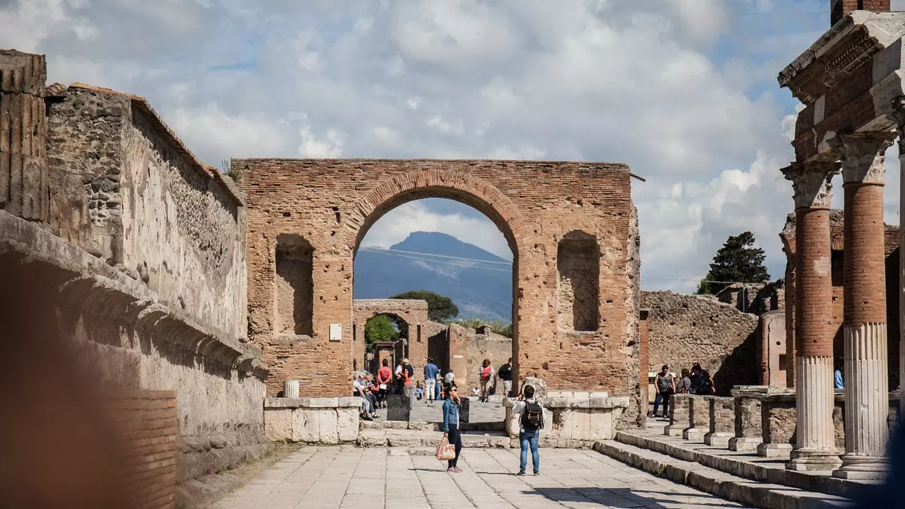 Lá i Pompeii agus Herculaneum: treoir le bogadh idir tochailtí