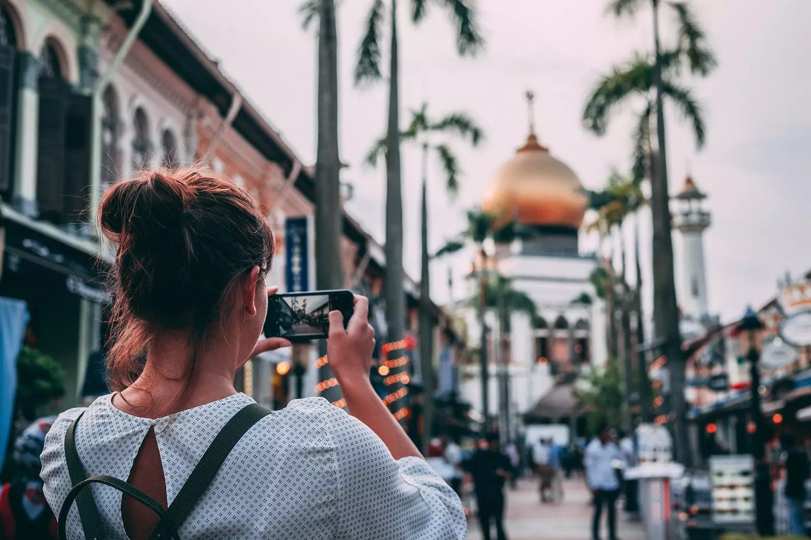 Femme prenant une photo à Singapour