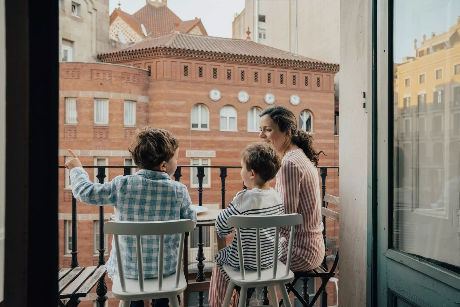 famiglia su un balcone