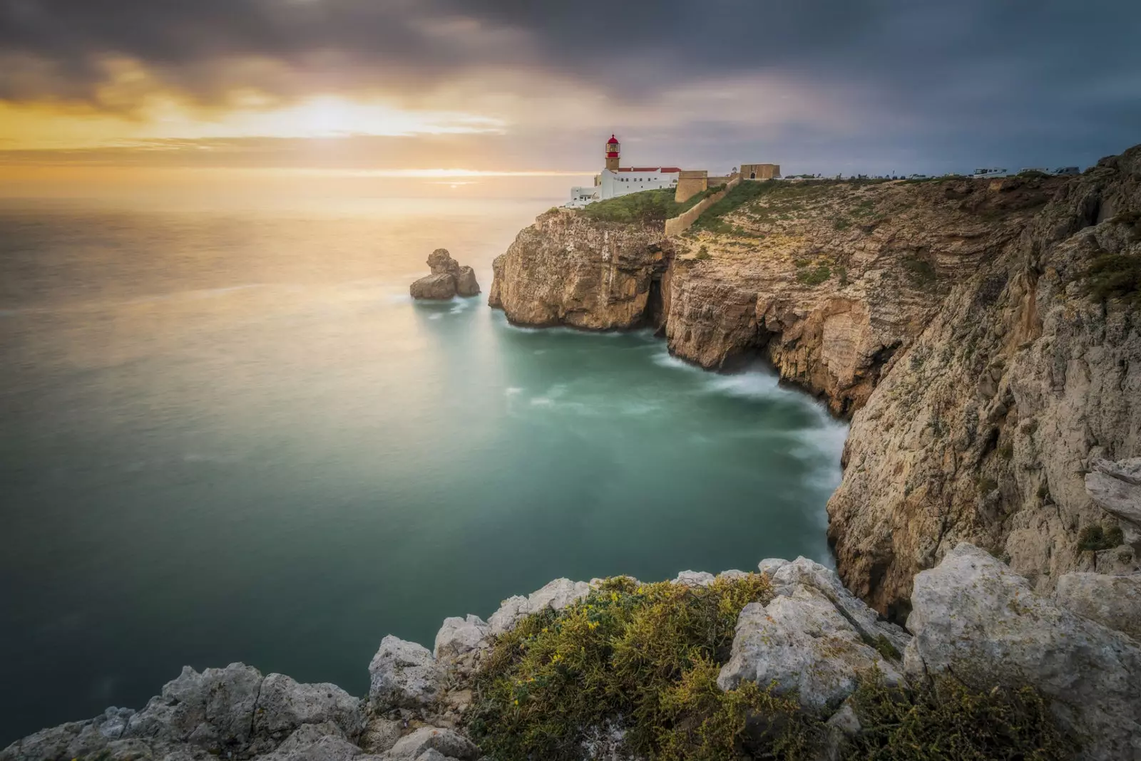 D'Vue vum Cabo de São Vicente Leuchtturm um westleche Rand vun der portugisescher Algarve sinn beandrockend.