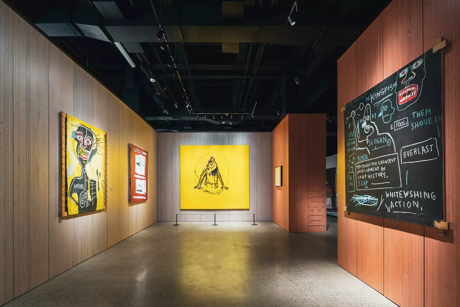 Een van de kamers in de tentoonstelling JeanMichel Basquiat King Pleasure©