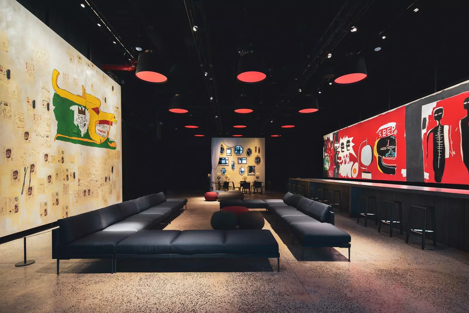 Ricreazione della sala VIP della discoteca Palladium con murales di Basquiat.