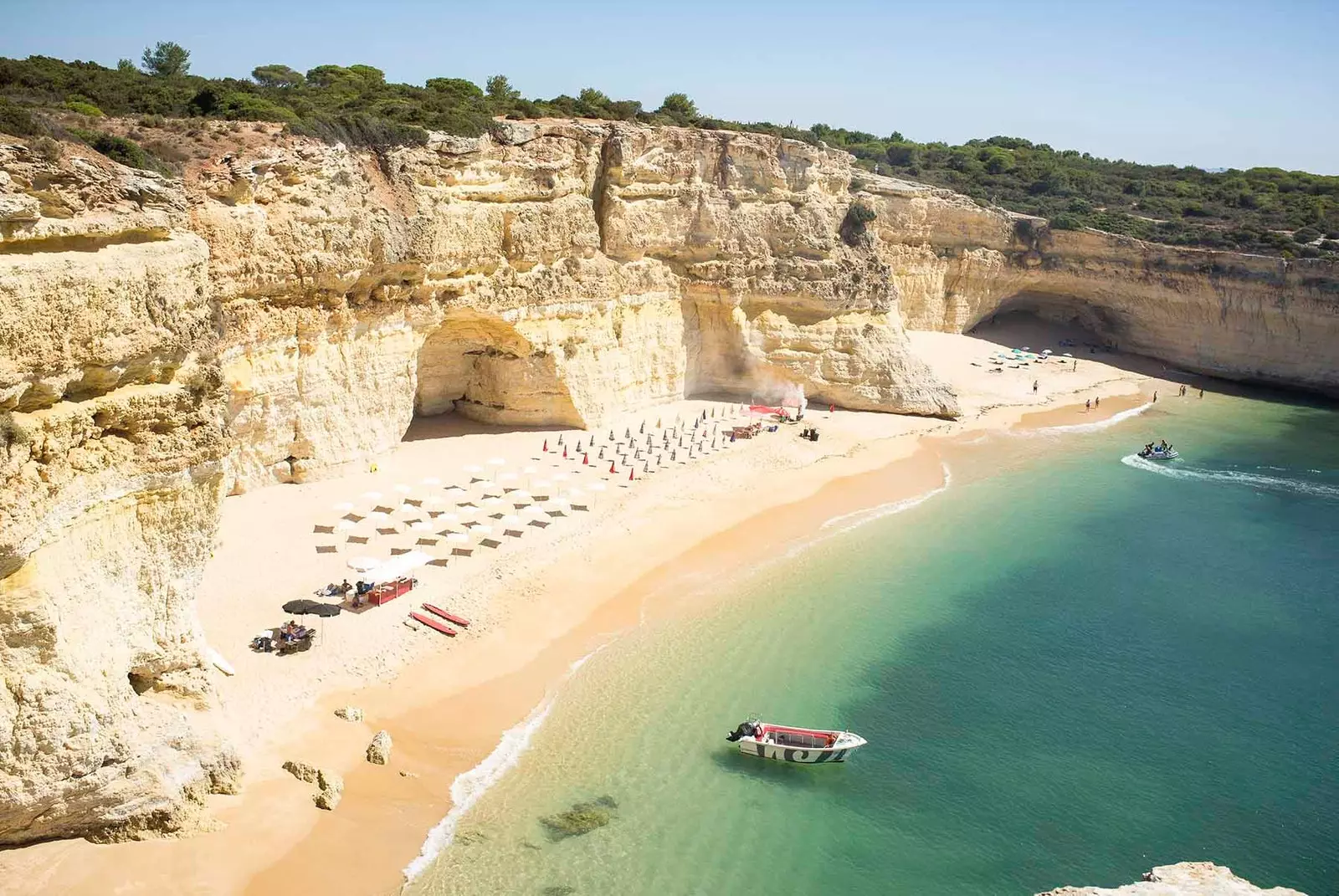 Praia da Marinha ir lieliski piemērota niršanai