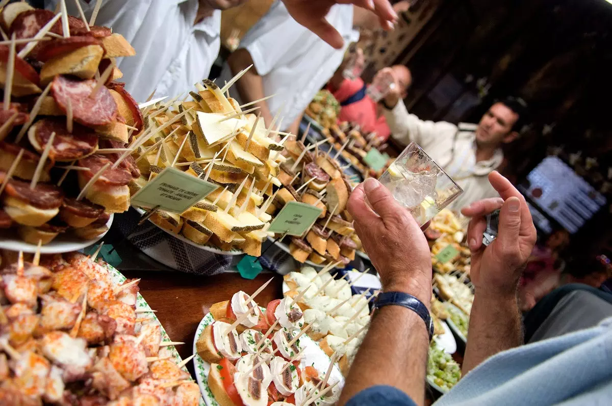 Assortimento medio di pintxos che troverai in qualsiasi bar della città