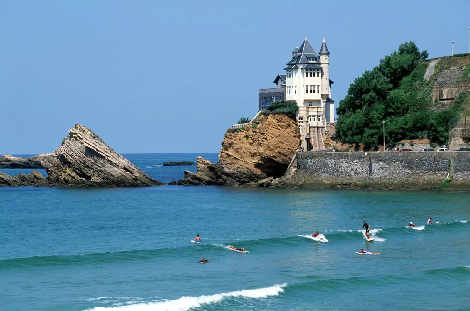 Biarritz an trá is úire le surfáil i dTír na mBascach na Fraince.