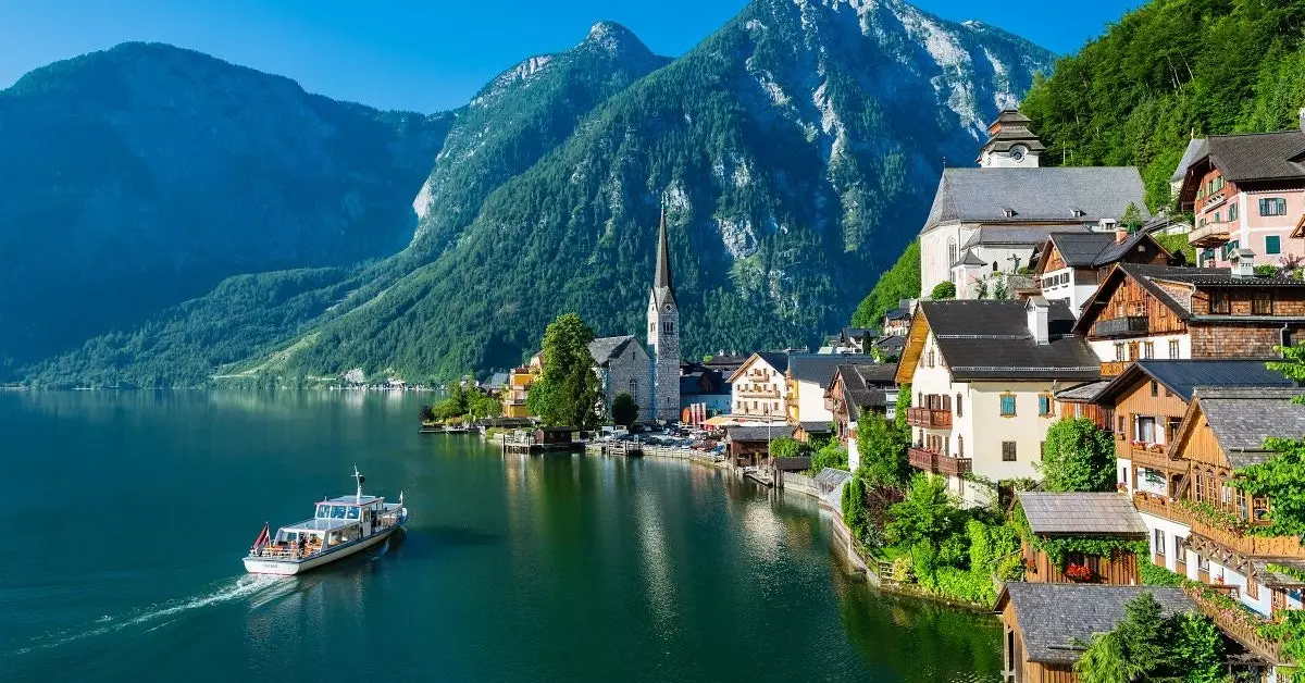 Widok na jeziora i góry Salzkammergut latem.