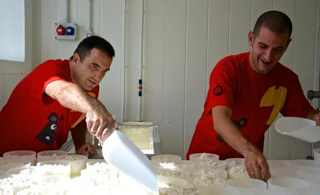 Maître Abel Valverde et le chef Óscar Velasco préparent le fromage Spirit de Santceloni