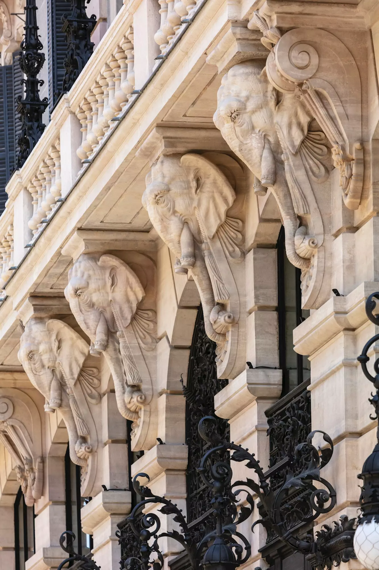 Détail de la façade du Four Seasons Madrid