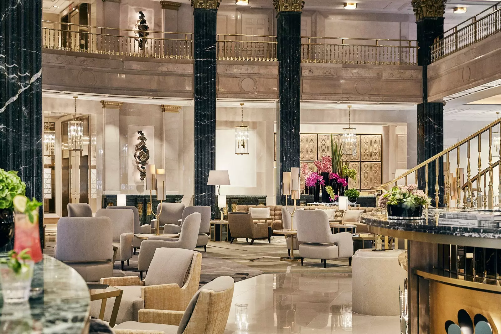 يعد El Patio بهو فندق Four Seasons Madrid هو المكان الذي تريد أن تلتقي فيه أو تجلس لتناول وجبة خفيفة