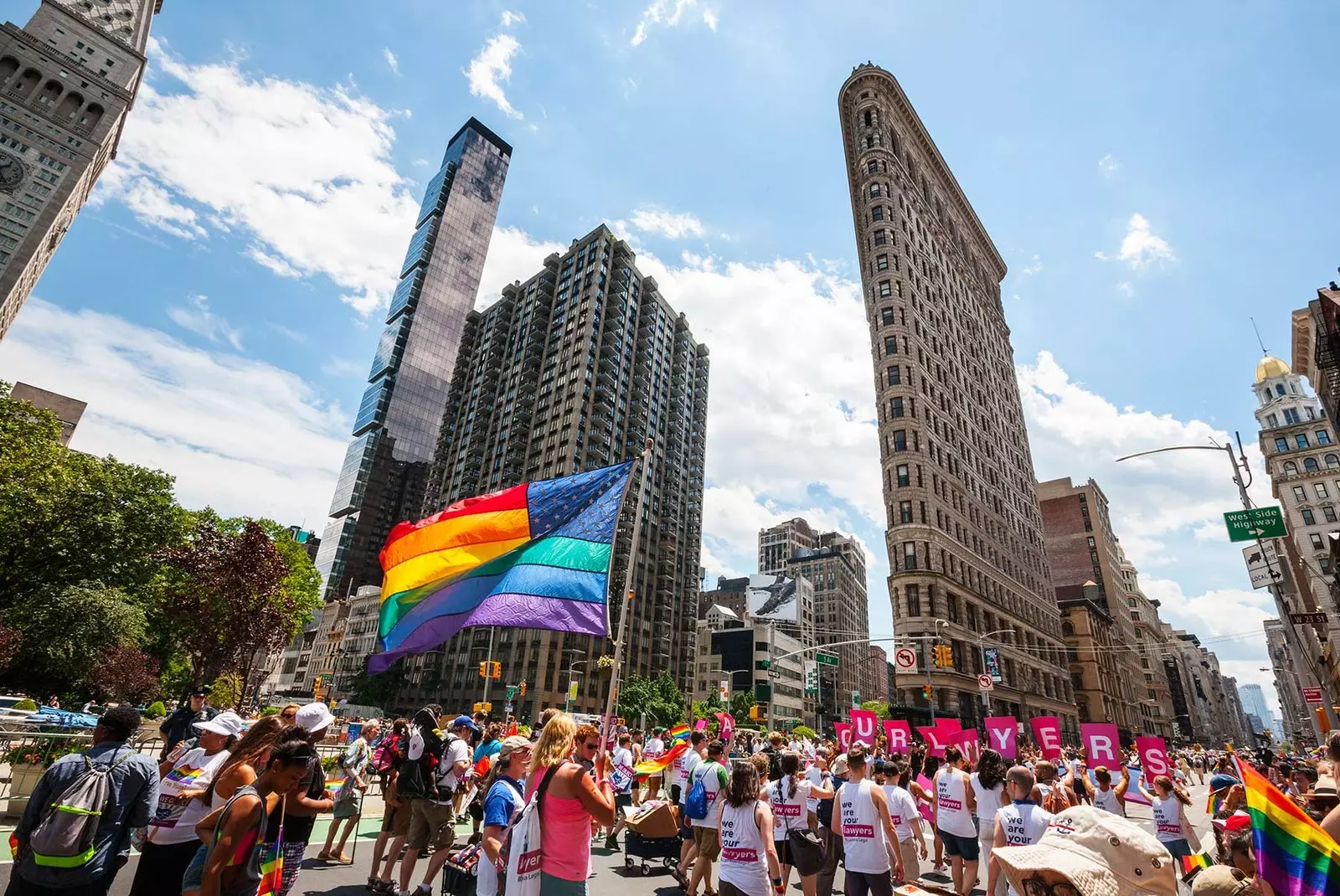 Rally na Páté Avenue během Pride