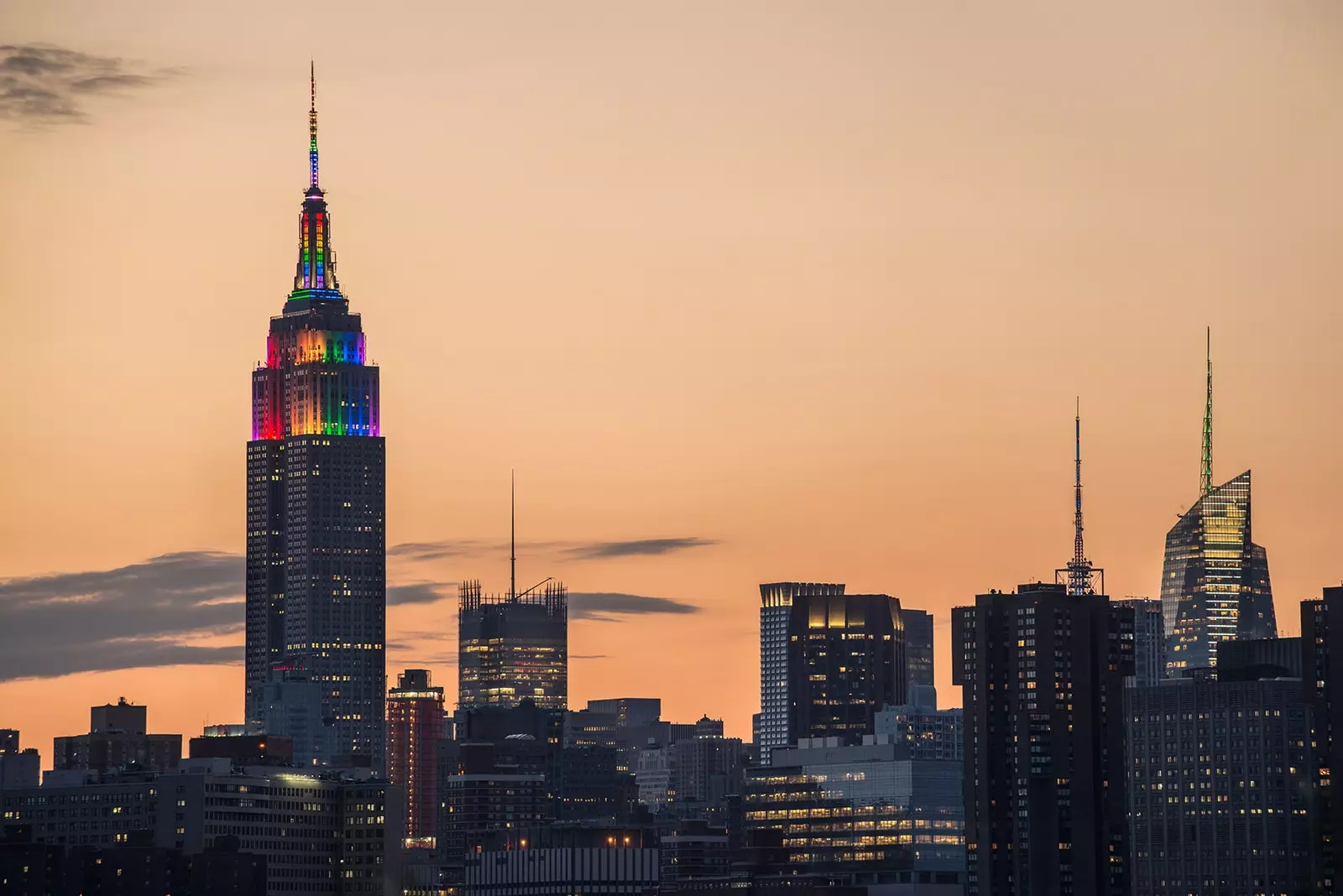 Empire State Building při západu slunce v Pride