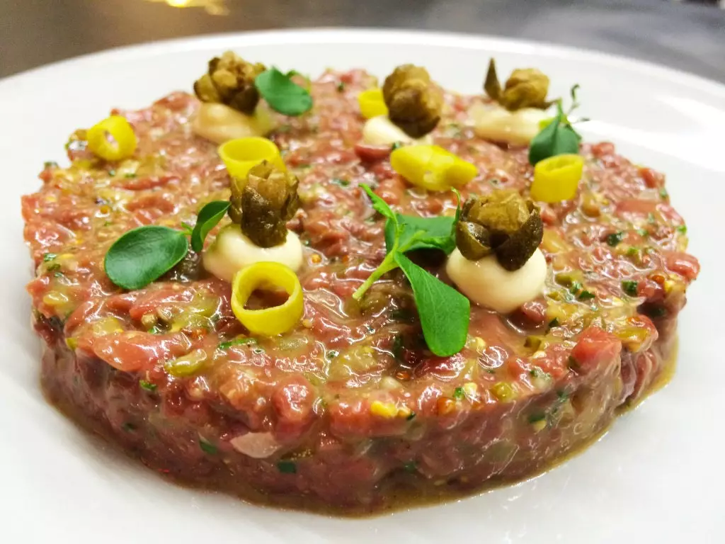 Robin Food Style Duck Tartare dengan Kaper Goreng dan Mayonis Jepun