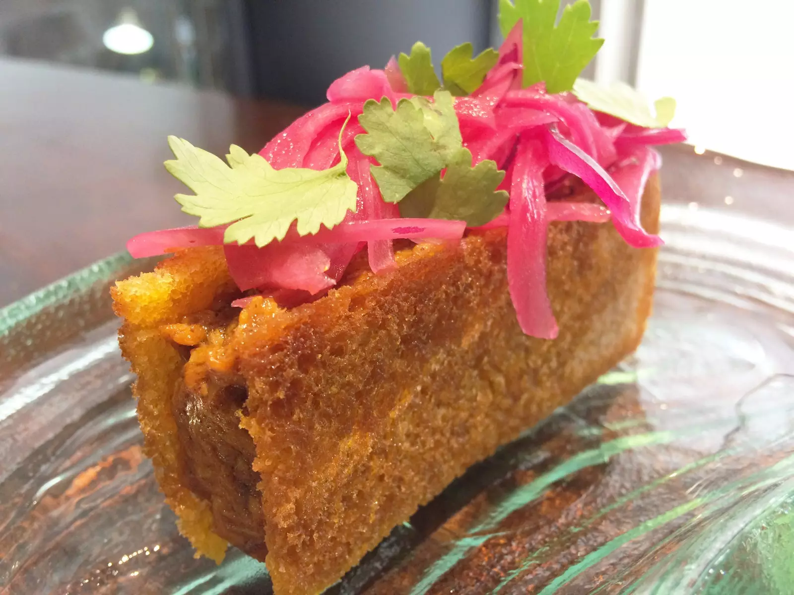 Cochinita pibil սենդվիչ թթու կարմիր սոխով