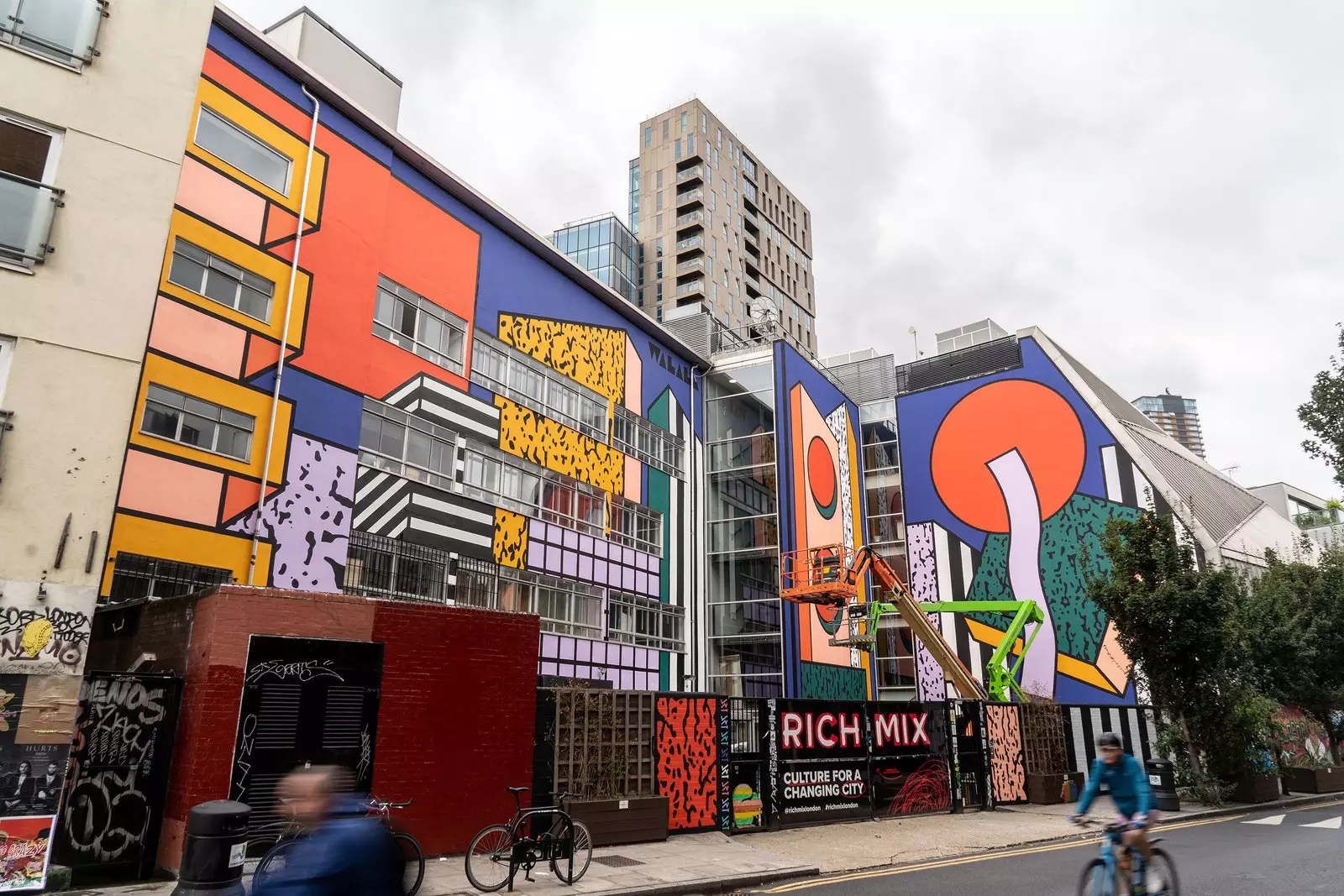 Jalan-jalan dipenuhi dengan warna di Festival Mural London